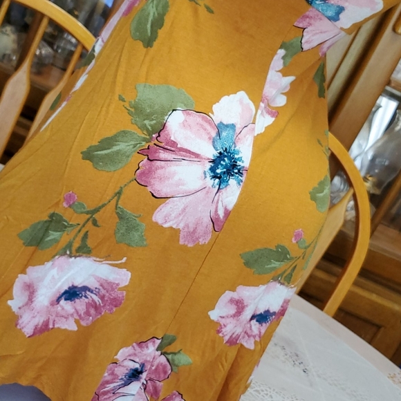 Stunning Warm Weather Floral Dress - Picture 6 of 9